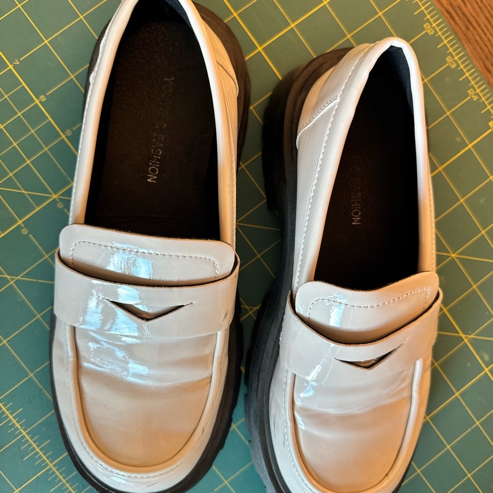 Chic Cream Loafers for Women - Picture 3 of 4